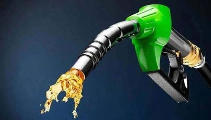 حکومت نے پٹرول 6.39، ڈیزل 7.38 روپے مزید مہنگا کردیا، پٹرول 327.12، ڈیزل 375.4 روپے ہوگیا