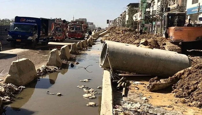 بارشوں میں یونیورسٹی روڈ پر بڑی تباہی کا خطرہ، ہلاکتوں کا بھی خدشہ