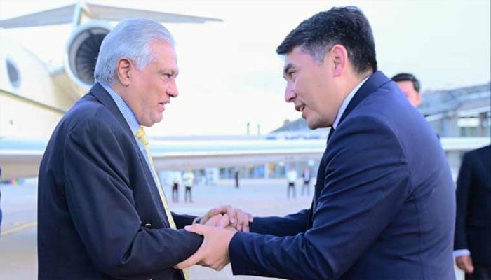 اسحاق ڈار کرغستان پہنچ گئے