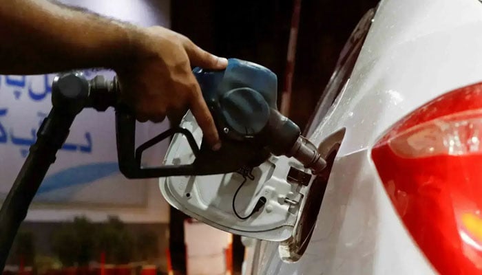 حکومت نے پٹرول 4 روپے 40  پیسے، ڈیزل 3 روپے 62  پیسے مزید مہنگا کردیا