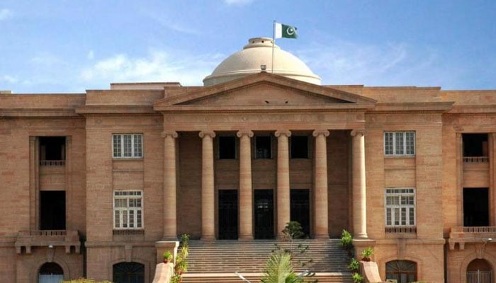 سندھ ہائی کورٹ: کانٹریکٹ ملازم کی مستقل کرنے کی درخواست ناقابل سماعت قرار