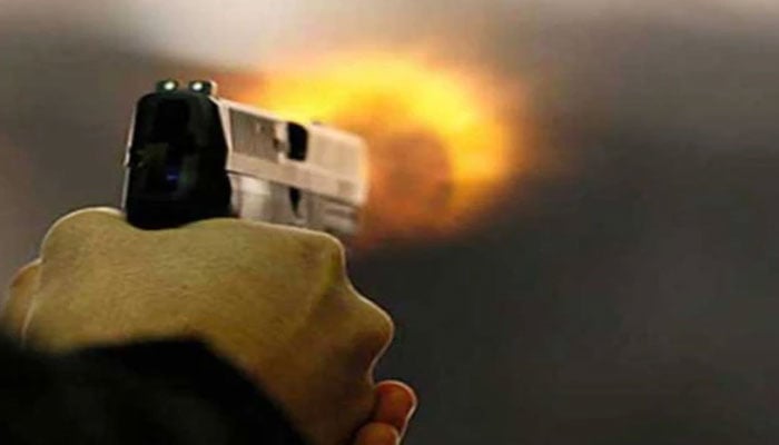 اسٹیل مل پل کے قریب ملزمان کی رکشا پر فائرنگ، 3 افراد زخمی
