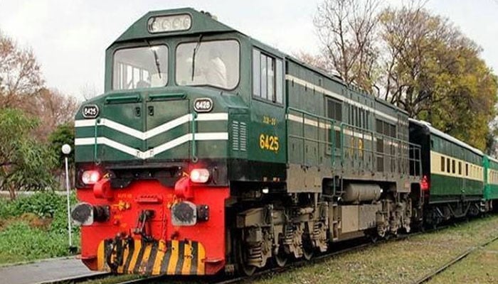 کراچی آنے والی ٹرینیں تاخیر کا شکار، مسافروں کو مشکلات کا سامنا