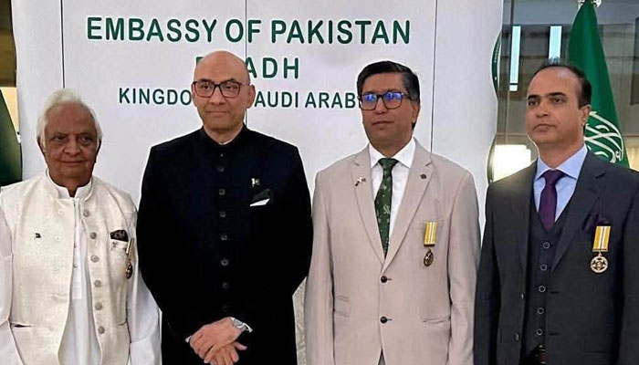 سعودی عرب میں تین پاکستانی شخصیات کو تمغۂ امتیاز سے نواز دیا گیا
