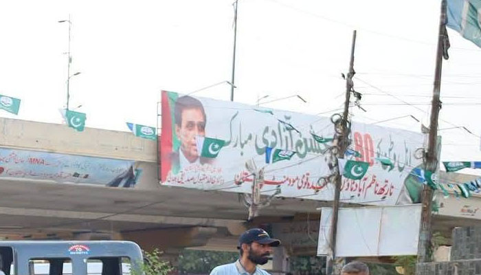 متحدہ 1سال ایڈوانس، کراچی میں 80 ویں جشن آزادی کے بینرز سے جگ ہنسائی