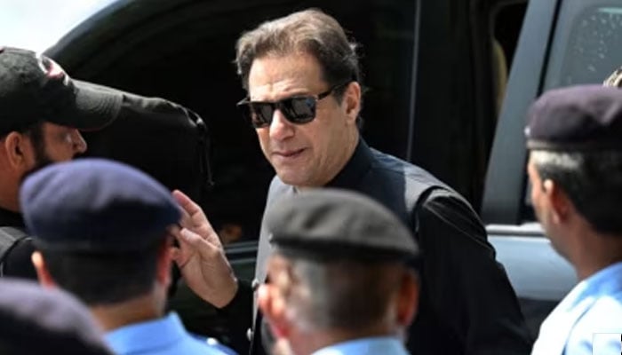 عمران خان کو رات گئے تک اسلام آباد کے نجی ہسپتال منتقل نہ کیا جاسکا