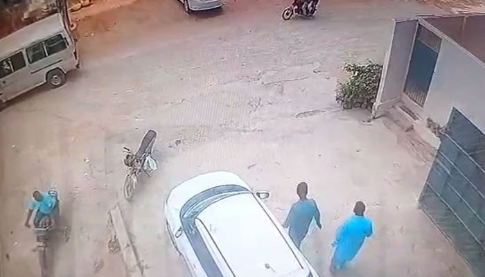 صفورا چورنگی، ملزمان نے سپر اسٹور کے مالک سے 60 لاکھ روپے چھین لئے