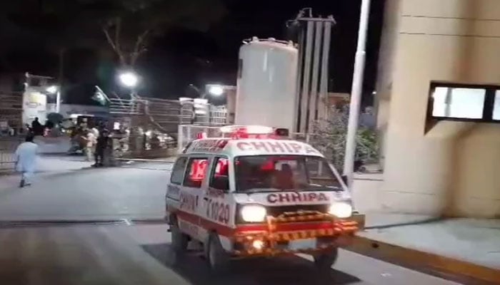 منگھو پیر میں بجلی عدم فراہمی کیخلاف احتجاج، مشتعل مظاہرین کے تشدد سے 3 پولیس اہلکار زخمی