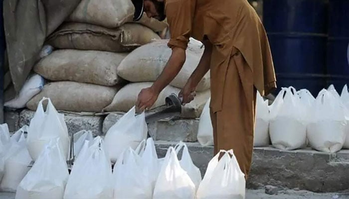 کراچی کے شہری ملک بھر میں سب سے مہنگا  آٹا خریدنے پر مجبور