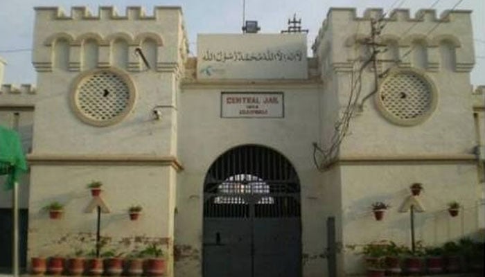 نااہلی، غفلت، میانوالی جیل کے سپرنٹنڈنٹ سمیت 2 افسر 90 روز کیلئے معطل