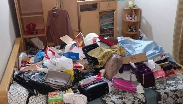 النور سوسائٹی میں ملزم فلیٹ کا تالا کاٹ کر 3 لاکھ روپے نقدی اور طلائی زیورات چوری کرکے فرار
