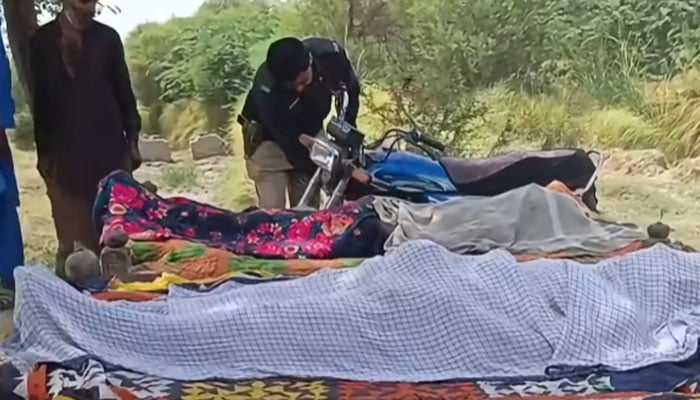 دادو، مسلح تصادم میں ہلاک 8 افراد کی پولیس سکیورٹی میں تدفین