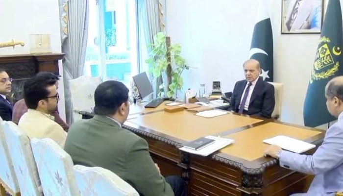 وزیرِاعظم کی وطن واپسی پر وزرات صحت اور پمز کے واقعے پر ہنگامی اجلاس کی صدارت