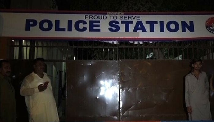 محمود آباد پولیس نے بچے کو کچرا کنڈی میں پھینکنے والی خاتون کو حراست میں لے لیا