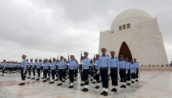 یومِ دفاعِ پاکستان، مزارِ قائد پر تبدیلیِ گارڈز کی تقریب کا انعقاد