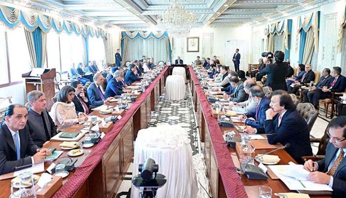 برآمدات پر مبنی معاشی ترقی اولین ترجیح، وزیراعظم کی ایکسپورٹرز کیلئے سپر ٹیکس سے استثنیٰ میں توسیع پر غور کی ہدایت