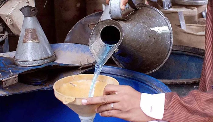 مٹی کا تیل 17 روپے 35 پیسے، لائٹ ڈیزل آئل 12 روپے 49 پیسے لیٹر مہنگا
