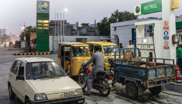 وزیراعظم کا خصوصی پٹرول ریلیف پیکیج، موٹر سائیکل، رکشہ، 800 سی سی تک گاڑیوں کے لیے 100 روپے فی لیٹر رعایت