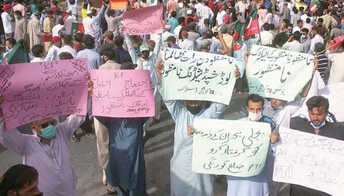 گلشن اقبال میں پانی اور بجلی کی عدم دستیابی کیخلاف مکینوں کا احتجاج روڈ بند کردیا