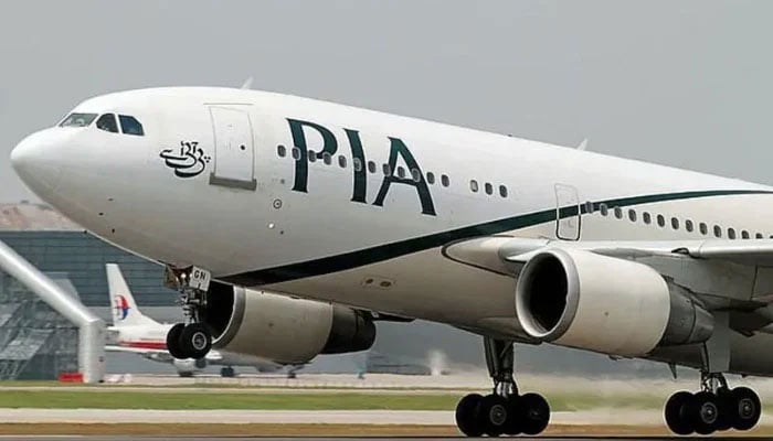 کراچی سے جدہ پہنچی پرواز میں دوران پارکنگ آگ کے سگنل، مسافروں کا ہنگامی انخلاء