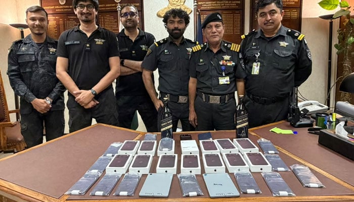ہانگ کانگ سے کراچی پہنچنے والے مسافر کے قبضے سے 14 نئے آئی فون برآمد