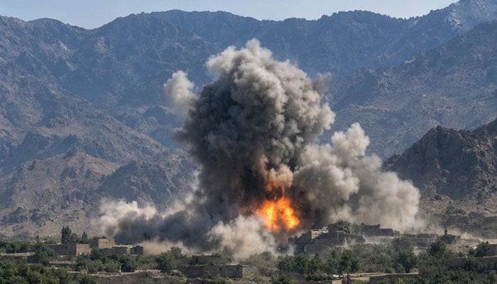 افغانستان، جوابی بمباری، 28 خوارج ہلاک، خودکش بمباروں کے تربیتی مرکز سمیت 3 اہداف کو تباہ کردیا گیا، پاکستان
