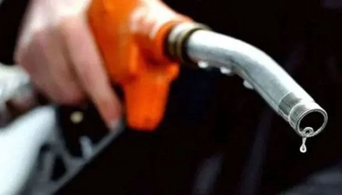 پٹرول 4 روپے 61 پیسے مہنگا، ڈیزل ایک روپے 96 پیسے فی لیٹر سستا