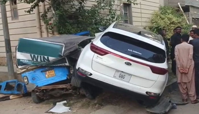 طارق روڈ کے قریب گاڑی کی رکشے کو ٹکر سے کمسن بچی جاں بحق