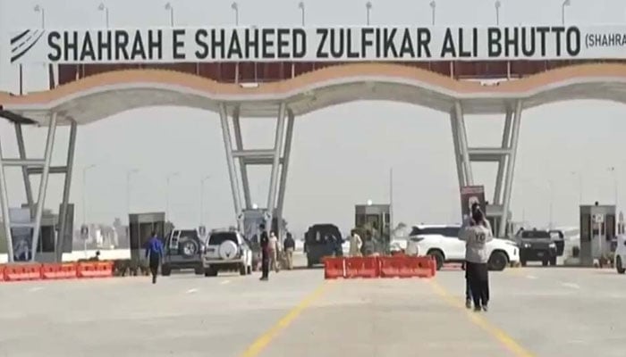 شاہراہ بھٹو، امیر زادے کی بنا نمبر پلیٹ گاڑی، اسلحہ نمائش، شہری کی پٹائی