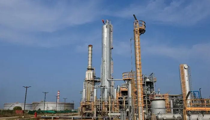 پاکستانی ریفائنریوں کے 6 ارب ڈالر کے اپ گریڈیشن معاہدوں پر دستخط