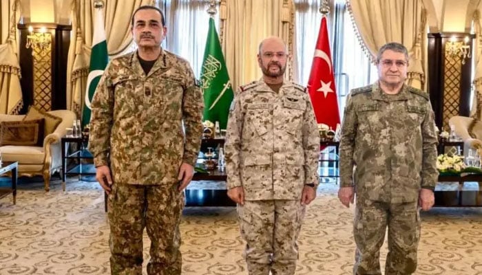 پاکستان، سعودی عرب اور ترکیہ کے فوجی سربراہان کا ہنگامی اجلاس