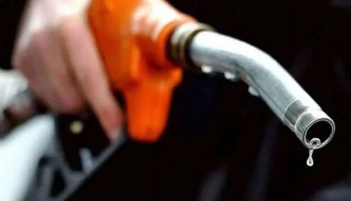 3 روز کیلئے  پٹرول 2 روپے 2 پیسے مہنگا، ڈیزل 3 روپے 59 پیسے فی لٹر سستا