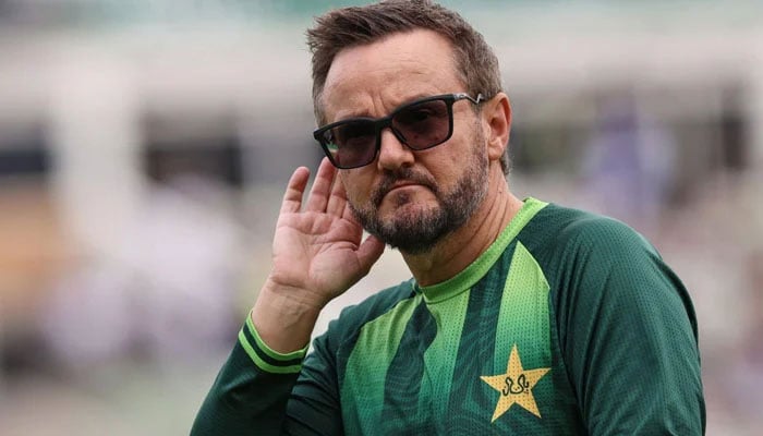بھارت سے مقابلہ کرنا ہے تو کھیل میں بہتری لانا ہوگی، مائیک ہیسن