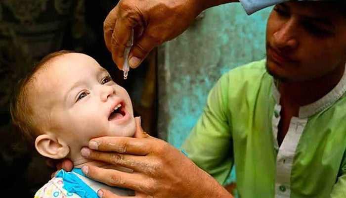 سندھ میں انسداد پولیو مہم، ایک کروڑ سے زائد بچوں کو قطرے پلائے گئے