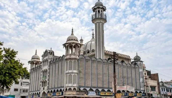 بھارت، اجین میں ہندو یاترا کیلئے 636 سال قدیم مسجد کا حصہ خود مسمار کردیا گیا