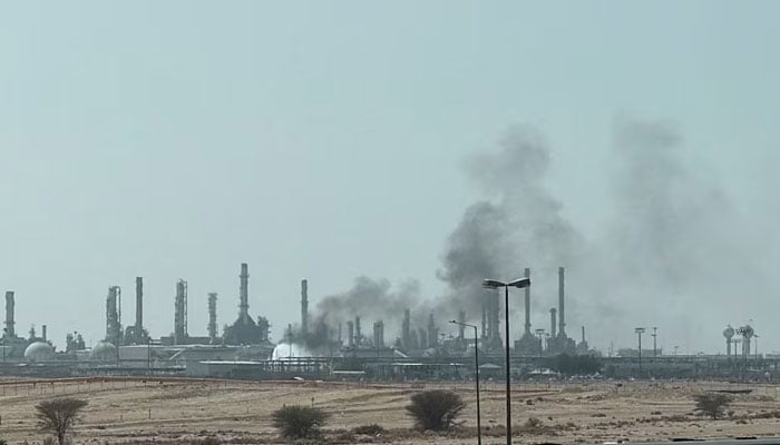 سعودی طیاروں کی حوثیوں پر بمباری، یمنی فورسز کا بھی آپریشن، ریاض میں ریفائنری پر حملہ