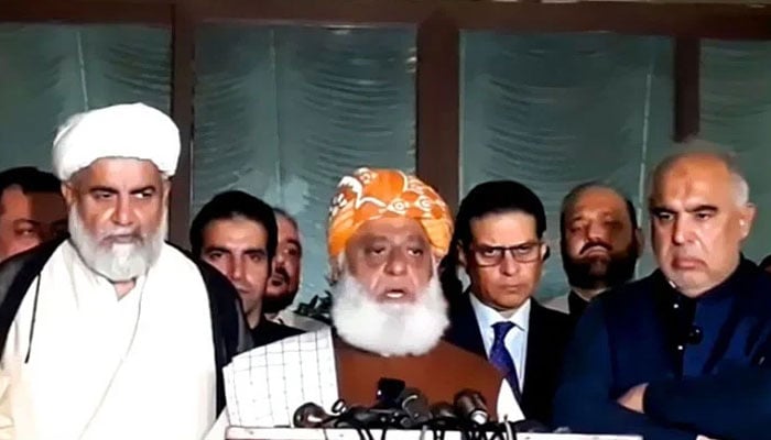 فضل الرحمٰن کے گھر اپوزیشن کا اجلاس، حکومت سے مذاکرات کی حکمت عملی پر غور