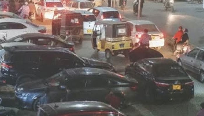 طارق روڈ پر پارکنگ فیس لینے پر 9 افراد گرفتار