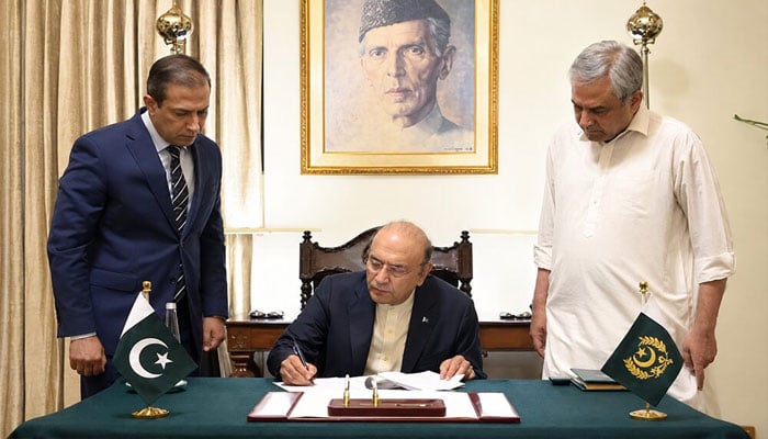 KP میں گورنر راج اور ایمرجنسی، کوئی بڑا احتجاج نہیں ہوا