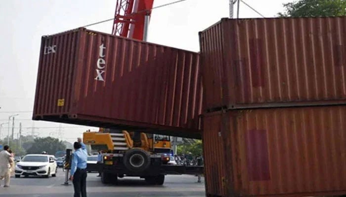 اسلام آباد، کنٹینرز ہٹانے کا کام جاری، پشاور میں راستے بدستور بند