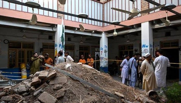 پشاور اسکول سانحہ: غم سے نڈھال خاندانوں کی آہوں اور سسکیوں سے فضا سوگوار