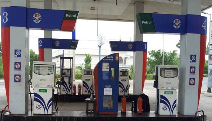 پیٹرول پمپ کے کیشئر سے مسلح ڈاکو 60 لاکھ روپے چھین کر فرار