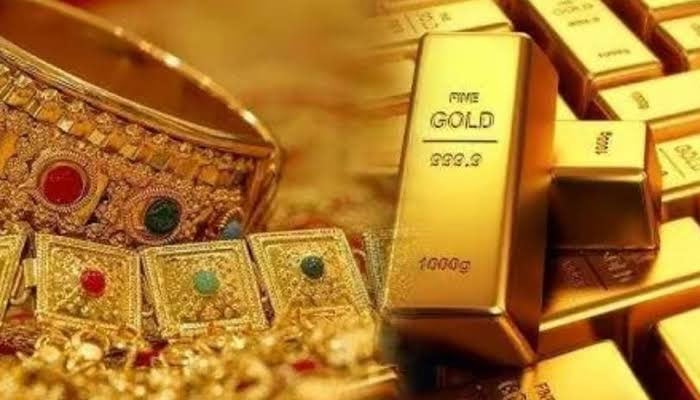 گولڈ مارکیٹ: سونا فی تولہ 7 ہزار روپے سستا