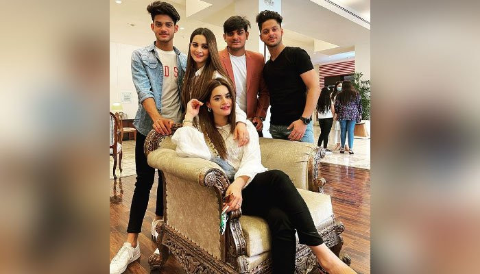 Minal Khan with Aiman Khan, brothers poses for an adorable siblings photo