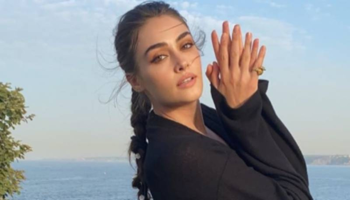 Esra Bilgic looks gorgeous in her latest pictures