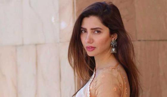 Mahira Khan leaves tongues wagging in freshly made bangs, mother reacts: See 