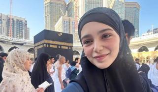 Aima Baig embarks on her Umrah journey to Makkah: See