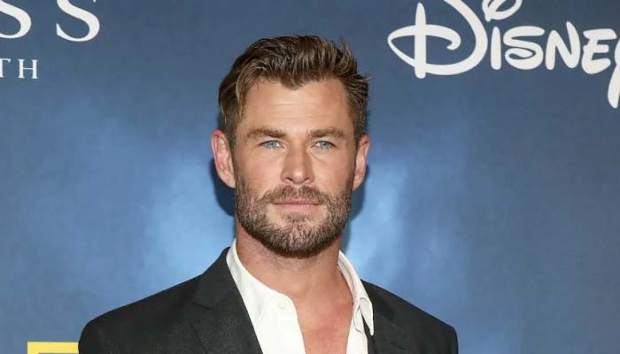 Chris Hemsworth celebrates his friends’ swimming record