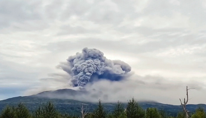 Earthquake triggers volcanic eruption in Russia’s Far East, scientists warn of stronger eruption