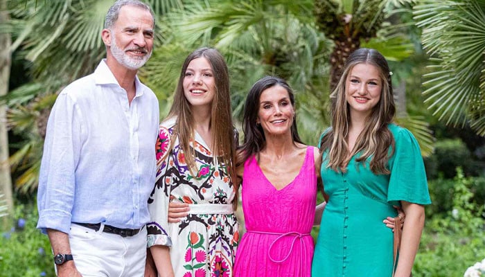 King Felipe Queen Letizia Share Christmas Card With Leonor Sofia